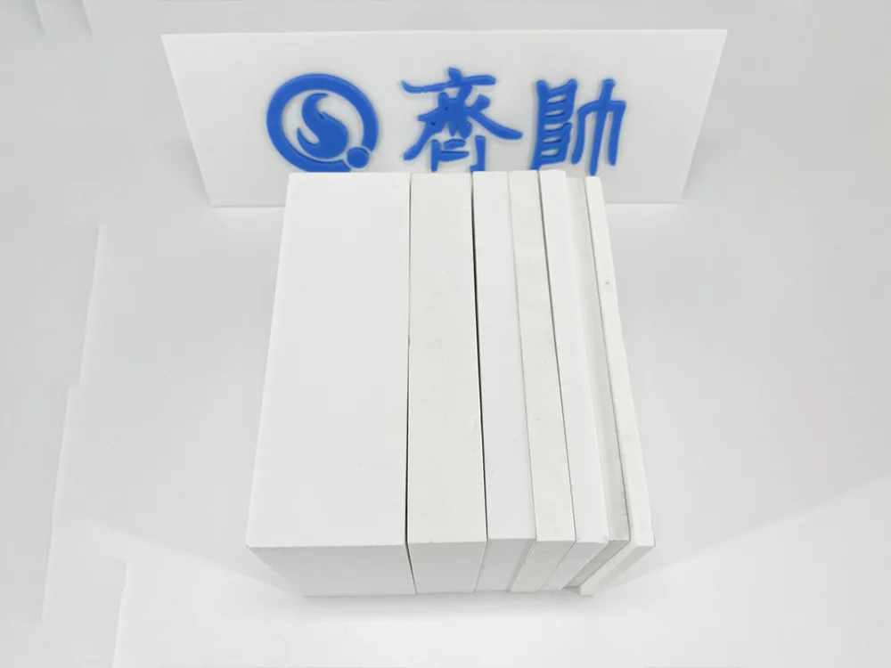 एल्यूमिना सिरेमिक प्लेट किस सामग्री से बनी है?